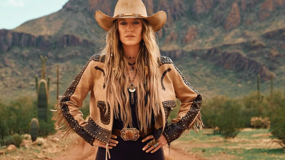 Lainey Wilson Spreads Holiday Cheer With New EP Peace, Love, & Cowboys  (Holiday Edition)