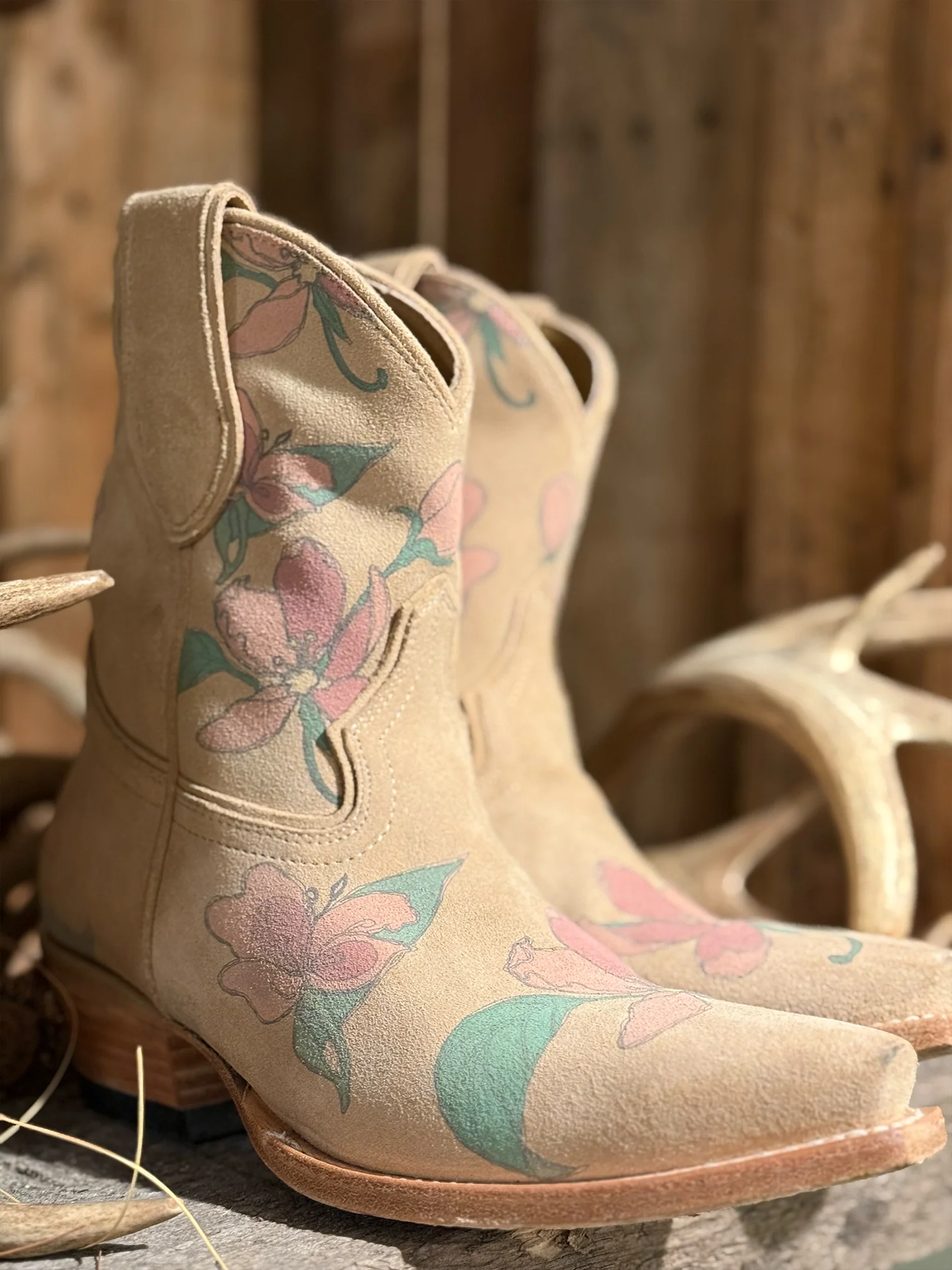 Lainey Wilson’s “Desert Flower” Boots Are An Easy Yes For Spring And Summer